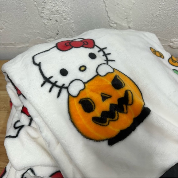 Hello Kitty Halloween Ghost Mummy Witch Blanket - Picture 2 of 5